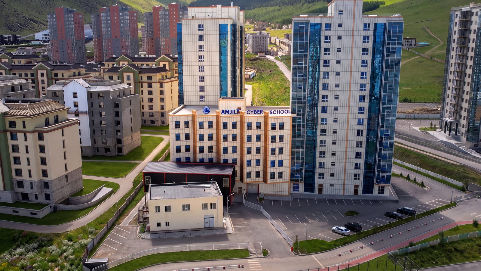 Кэмбриджийн хөтөлбөр, гадаад хэл, программын гүнзгийрүүлсэн сургалтыг нэг системд хэрэгжүүлж буй “Амжилт Кибер Сургууль”
